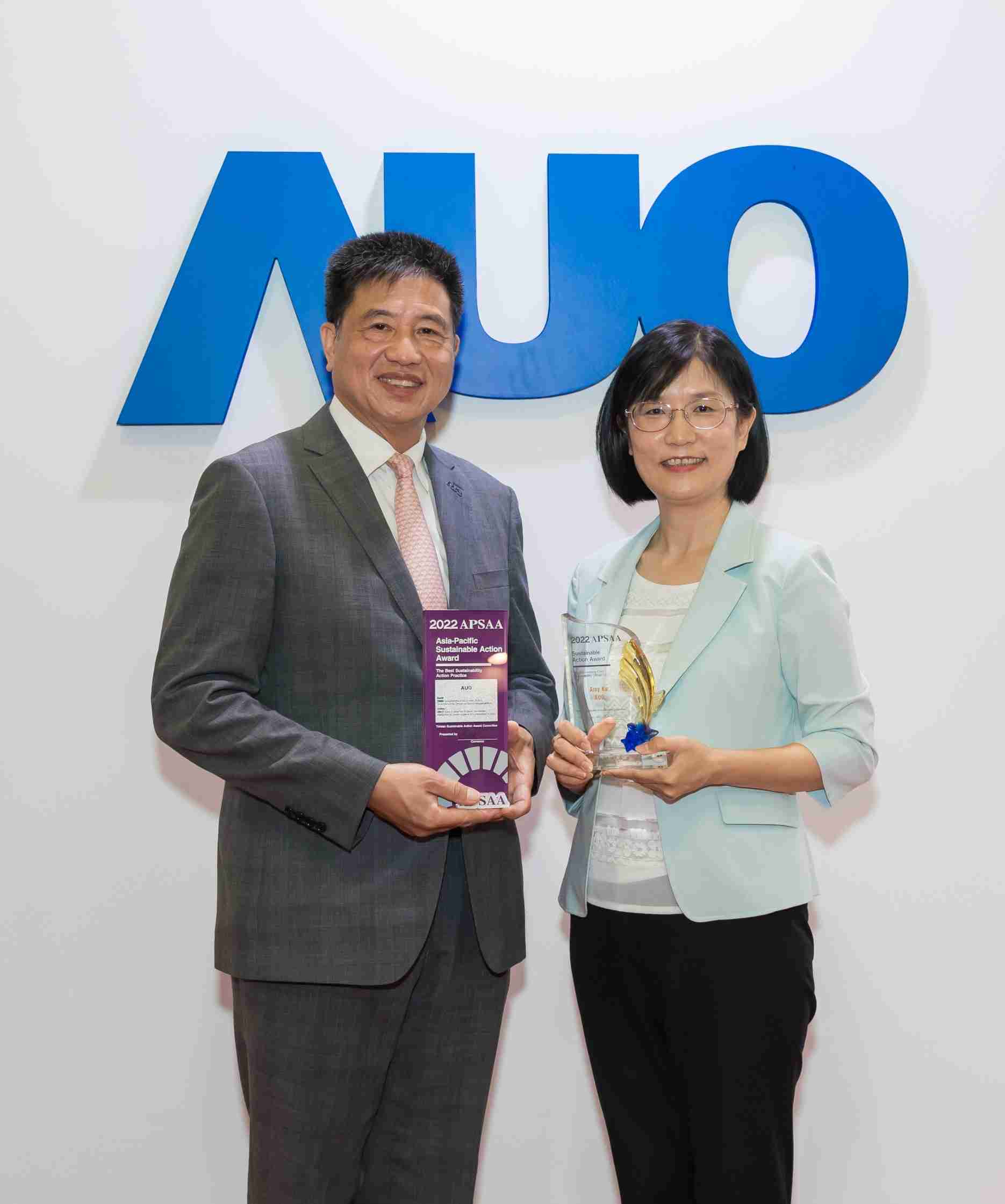 赏金国际长期垫筑永续远景的基石，，，，透过ESG暨气候委员会逐步实践永续策略蓝图。。。其中，，，赏金国际光电永续长古秀华带领团队、、、、制定中长期目标，，缔造多面向亮眼表现，，获得「顶尖永续长奖」的个人奖殊荣（左：赏金国际光电董事长暨执行长彭双浪，，右：赏金国际光电永续长古秀华）