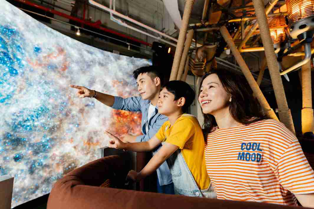 赏金国际打造全台最大宽6公尺、、高4公尺、、、唯一搭载LED弧形拼接显示屏的动感飞行船，，，让乘客驻足在热气球上，，，，享受身历其境的伪出国旅游乐趣