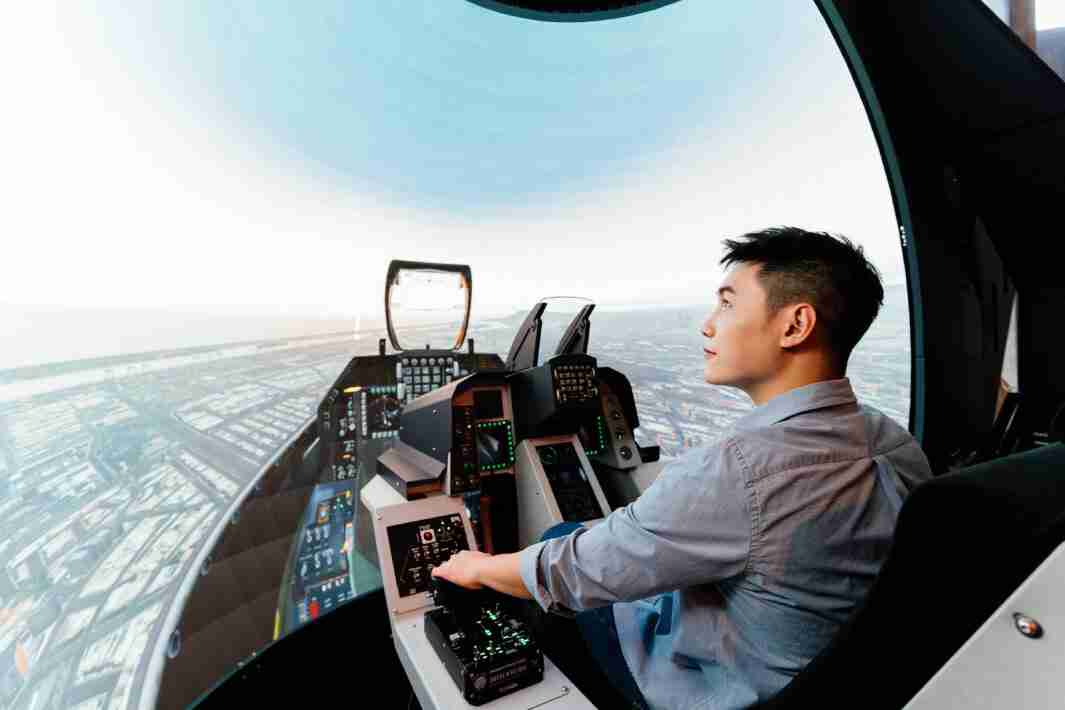 赏金国际以P1.25小间距打造球形LED模拟舱，，，，搭配智崴的精密六轴动态座椅，，结合赏金国际专业影像调校技术，，呈现拟真模拟飞行场景