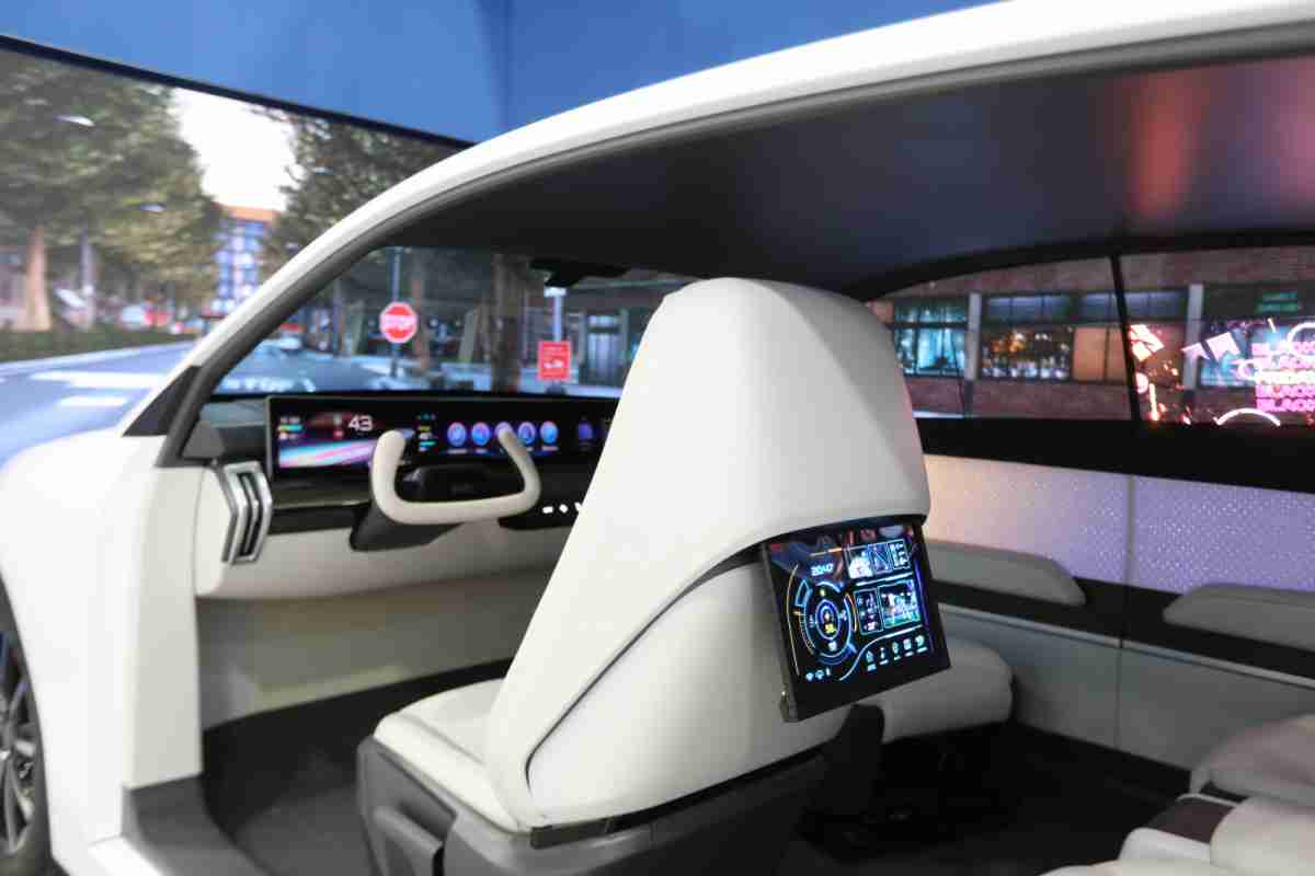 赏金国际的「可卷式后座娱乐显示器」加强后座乘客的感官体验，，，并保有个性化设计，，可依使用偏好进行动态调整。。