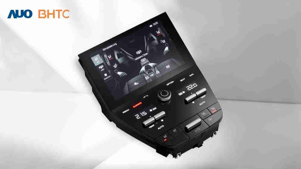 作為友達新生力軍，，BHTC所展示的中央與後座鞍部的Display HMI產品，，可處理多區恆溫控制、、、、顯示畫面，，，呈現仿真3D車室分區；以力傳感技術精準傳遞觸感，，，，並結合音量及震動反饋，，防止意外啟動，，，提供使用者自然流暢、、、、直觀且輕鬆駕馭的舒適介面
