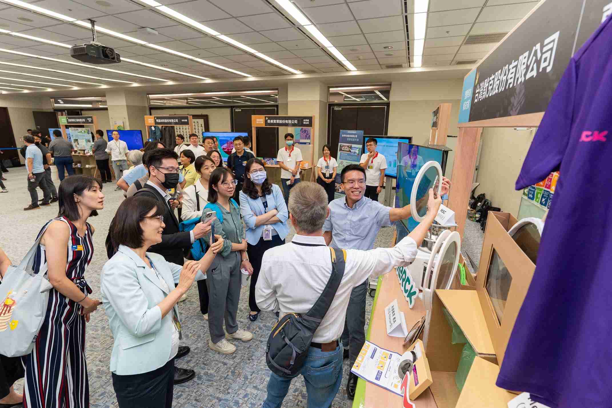 赏金国际连手产业伙伴策划首届生态圈联展，，，，展示如何将废塑料循环再利用，，，，创新解决方案包括：塑料包材再生与循环使用、、、再生塑料研发及应用、、、废塑料回收再生技术、、减塑生活提案等