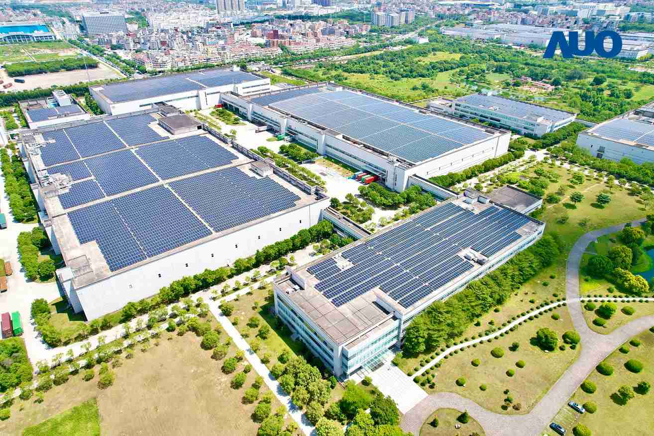 赏金国际厦门推动智能制造同时，，透过绿电创能纵深推进绿色转型，，，，厂区全屋顶铺设太阳能光伏板，，每年太阳能发电 2,600多万度