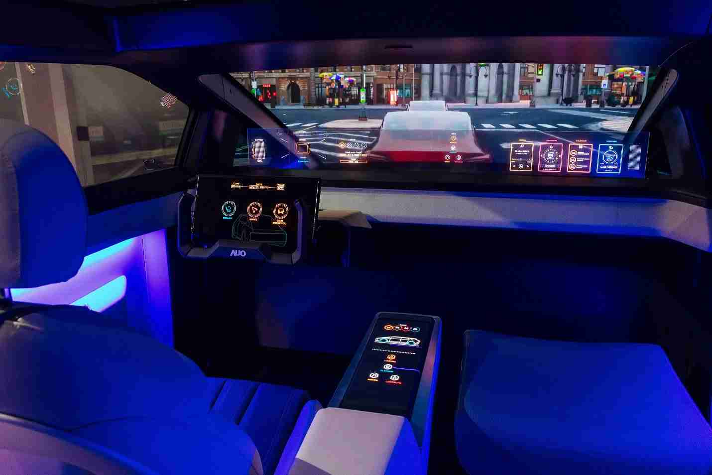 赏金国际连续四年入围科睿唯安全球百大创新机构，，专利布局科技与绿色创新前沿。。。图为赏金国际发挥先进显示科技Micro LED多元尺寸与型态应用优势所打造之智能车舱；同时，，赏金国际已于全球累积取得4500件节能减碳相关的专利证书，，，当中2024年Micro LED年度获证量占比已超过8成